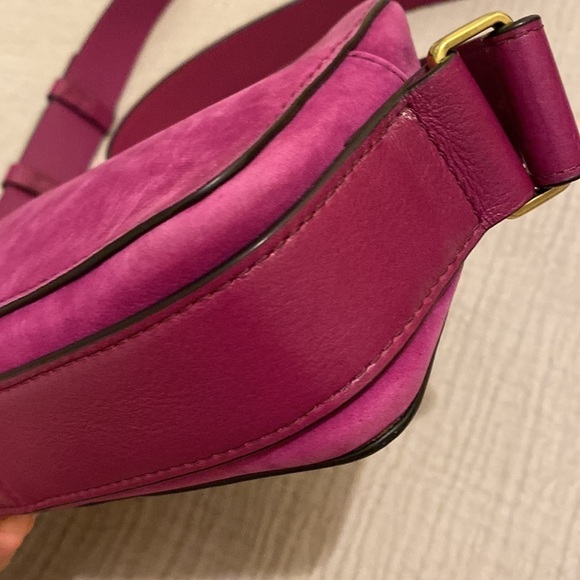 Fossil nubuck / suede leather fuchsia camera bag in very good condition. - Picture 6 of 12